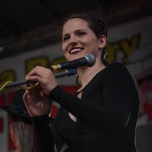 Meet your Posher, Caitlin